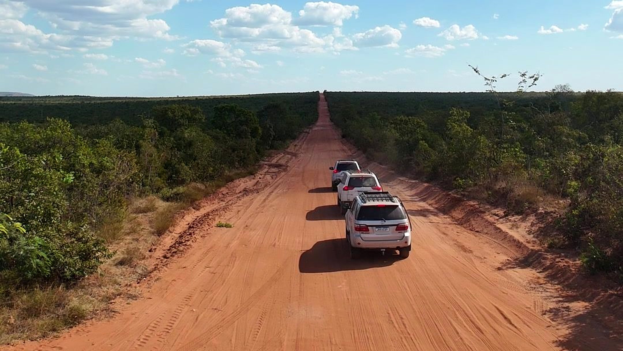 Comboio de carros na estrada de terra do Jalapão