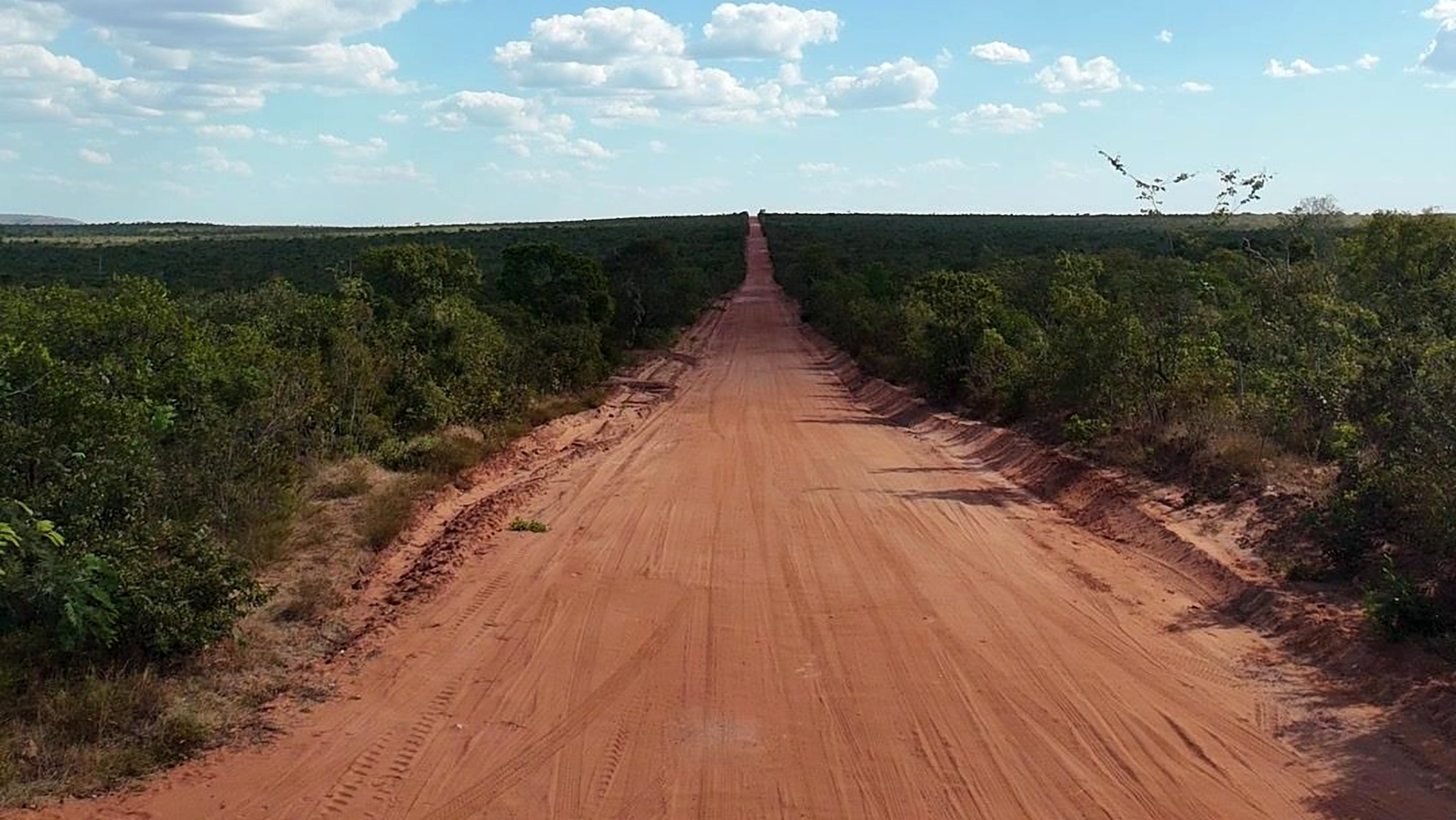 Estrada vermelha cortando o cerrado do Jalapão